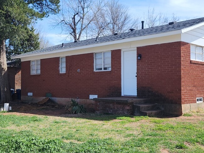 Building Photo - 846 Marilyn St