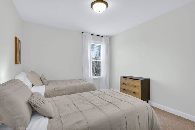 Building Photo - 717 Utley St