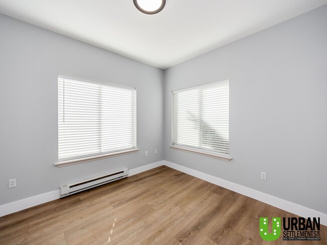 Building Photo - Bright 2 Bedroom Condo in Beautiful Libert...