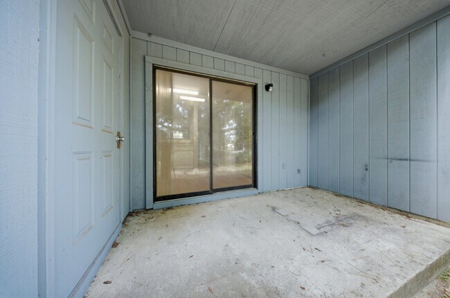 Building Photo - 2 bedroom x 2.5 bathroom! Great Location and Price! Guest Bathroom!