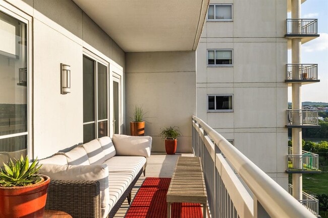 Building Photo - 603 Davis St