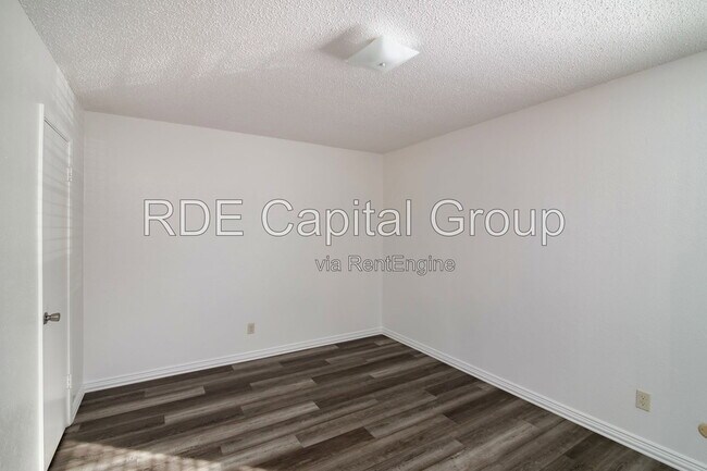 Building Photo - 7048 Glenview Dr