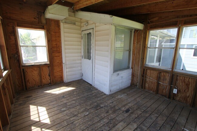 Building Photo - Lovely South Omaha Home. Available Soon!  Appliances Included