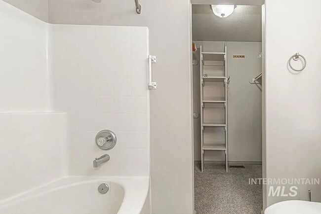 Building Photo - 2221 Frontier Dr