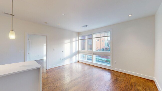 Building Photo - Georgia Avenue One Bedroom for Rent! Pets Welcomed!