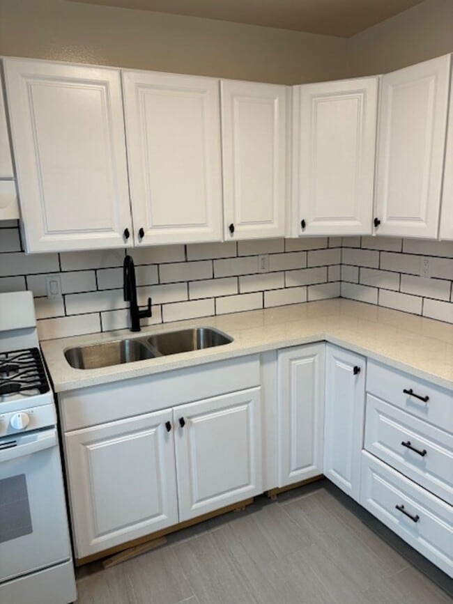 Building Photo - Renovated Studio Apartment for Lease in Va...