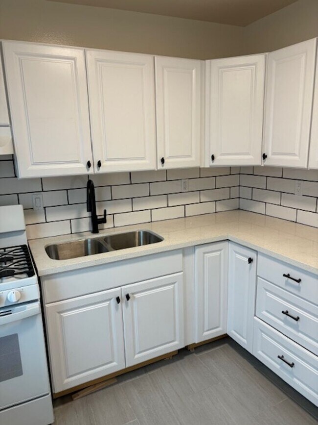 Primary Photo - Renovated Studio Apartment for Lease in Va...