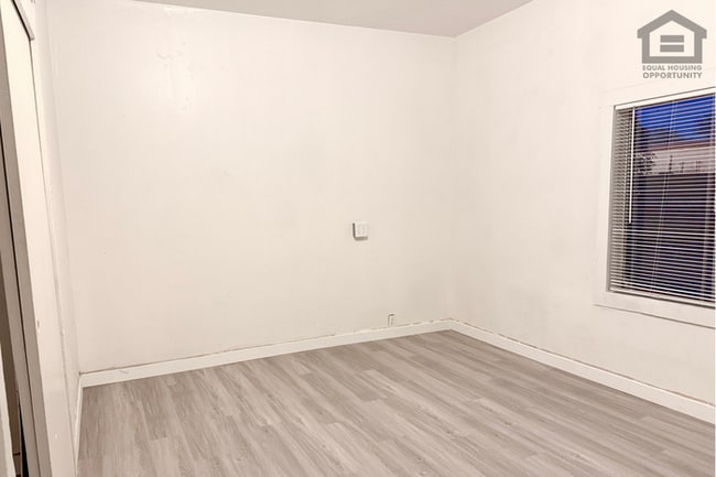 Building Photo - 2Bed/1Bath Apartment at Camelback Rd/Central Ave! Move-In Ready on 06/04/2026! – NO HOA!