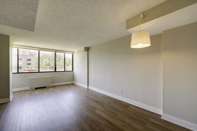 Building Photo - Two-level 2BR/2BA Condo with Balcony and Garage Parking