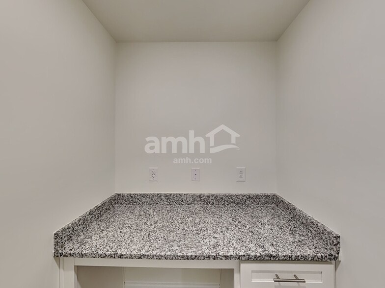 Building Photo - 572 Smt Vw Ln