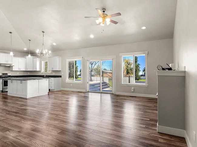 Building Photo - Spacious 5 Bed, 3 Bath Home with Mountain Views