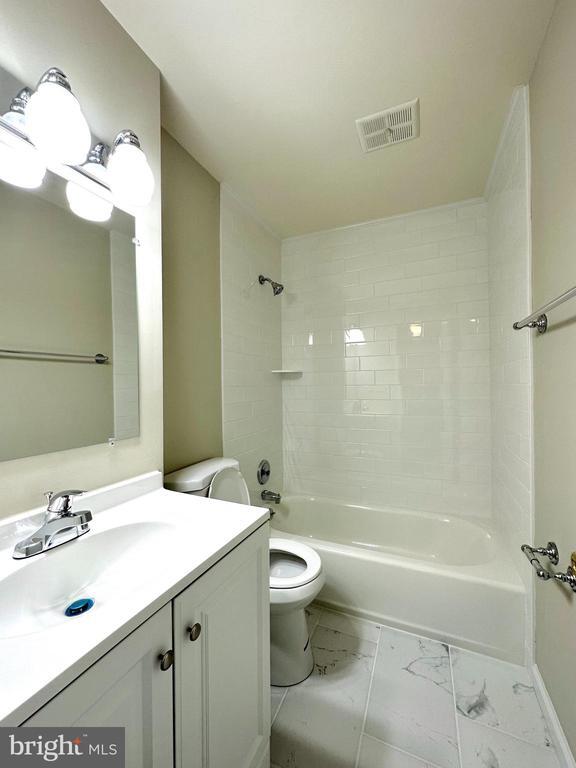 Building Photo - 402 Carousel Ct