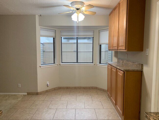 Building Photo - 812 Oro Real NE