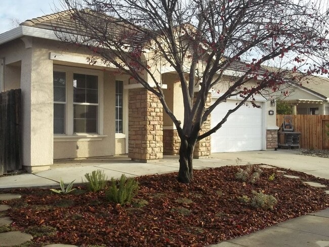 Building Photo - Woodcreek Oaks area home with pool