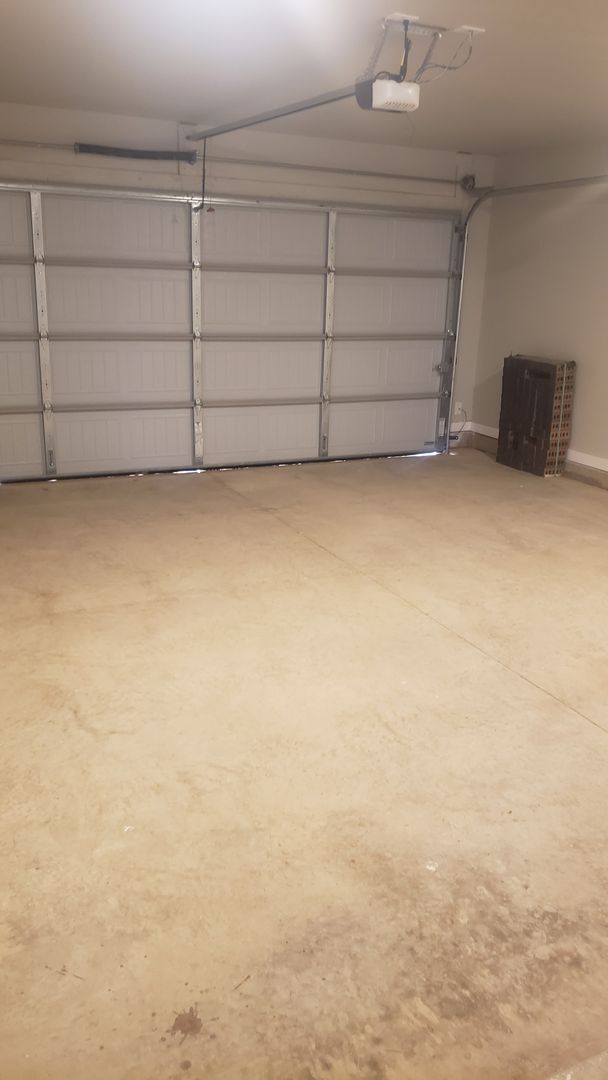 Building Photo - 3 Bedroom 2 bath home!