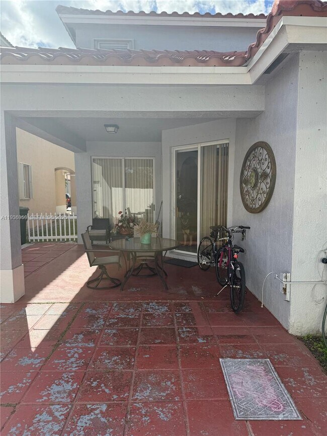 Building Photo - 3951 NE 13th Dr