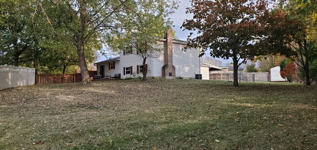 Building Photo - Furnished family home with large fenced backyard