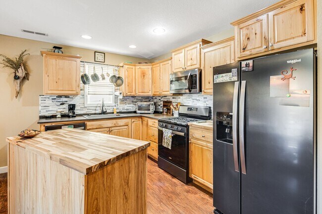 Building Photo - Cozy & Fully-Furnished West Asheville 2-Be...