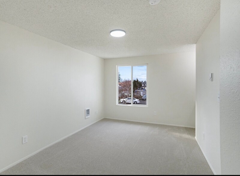 Building Photo - 902 NE Hacienda Ct