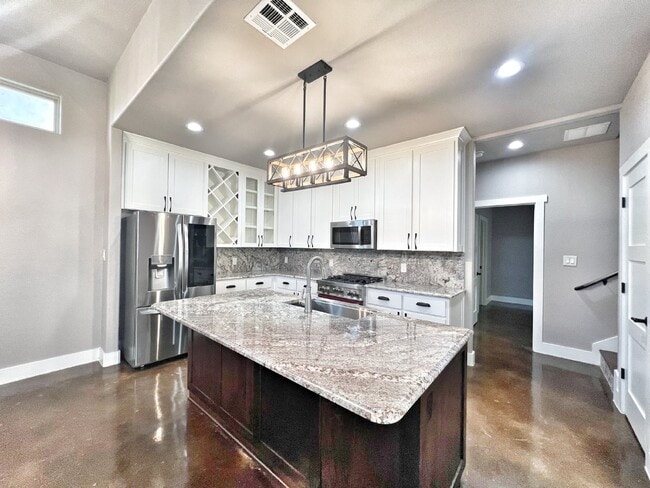 Building Photo - Gorgeous Custom-Built Home in Gated Commun...