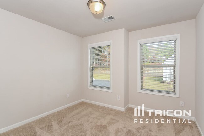 Building Photo - 731 Ireland Ln