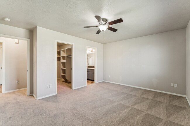 Building Photo - 8210 Waterside Ave