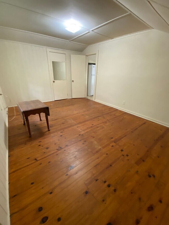 Building Photo - Quiet Forested 1 Bedroom Unit