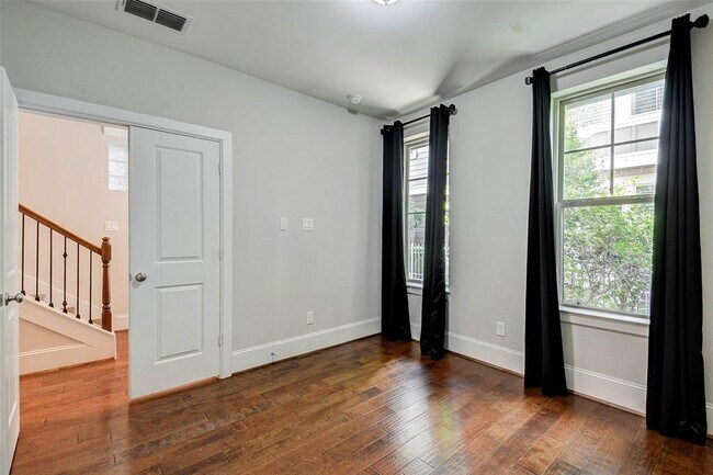 Building Photo - 720 N Shepherd Dr