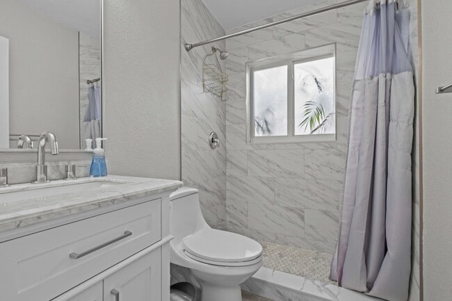 Building Photo - 1007 NE 9th Ct