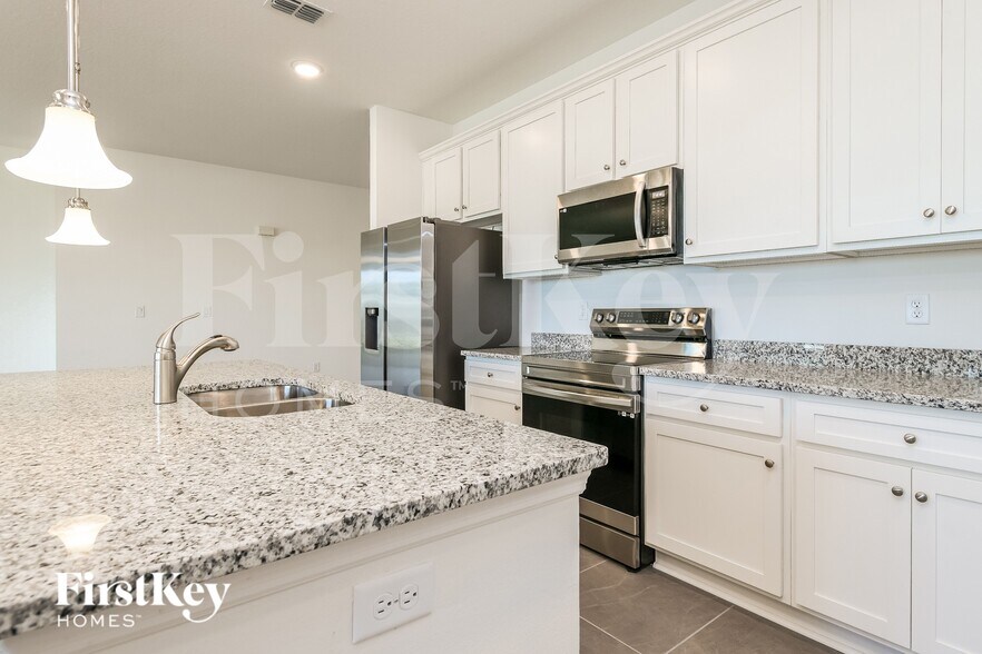 Building Photo - 1240 Spokane Pt