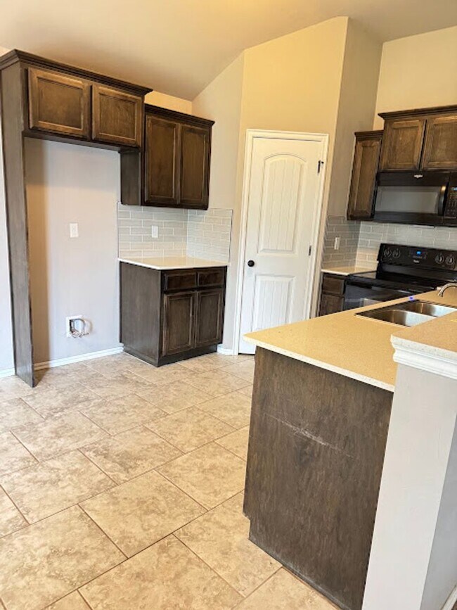 Building Photo - Spacious 3-Bedroom, 2-Bath Home for Rent i...