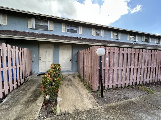 Building Photo - 910 Cypress Way E