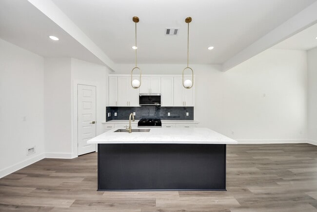 Building Photo - 8125 Cabot St