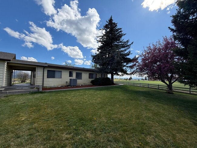 Building Photo - 3 Bedroom, 2.5 Bath - Three Bay garage