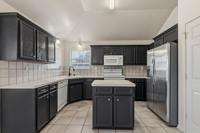 Building Photo - 3 Bedrooms, 2.5 Bath, 2 Car Garage, with private office conveniently located to multiple Fort Hoo...