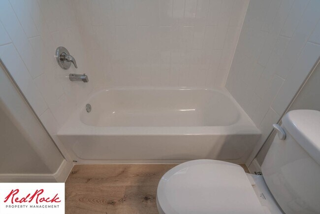 Building Photo - 4 Bedroom Townhome in Hurricane Heights Co...