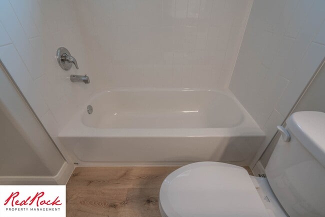 Building Photo - Welcoming 4 Bedroom Townhome in Hurricane Heights!
