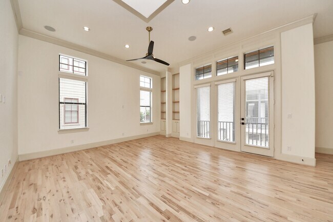 Building Photo - 3229 Maxroy St
