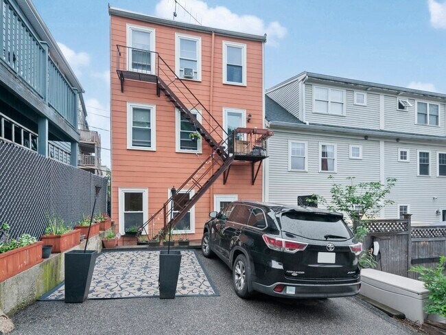 Building Photo - 48 Walker St