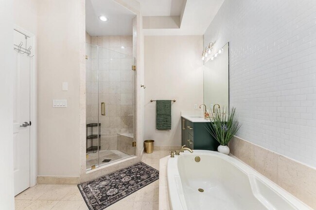 Building Photo - 801 S Olive Ave