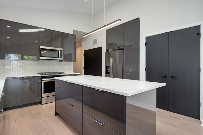 Building Photo - 4426 N Kenneth Ave