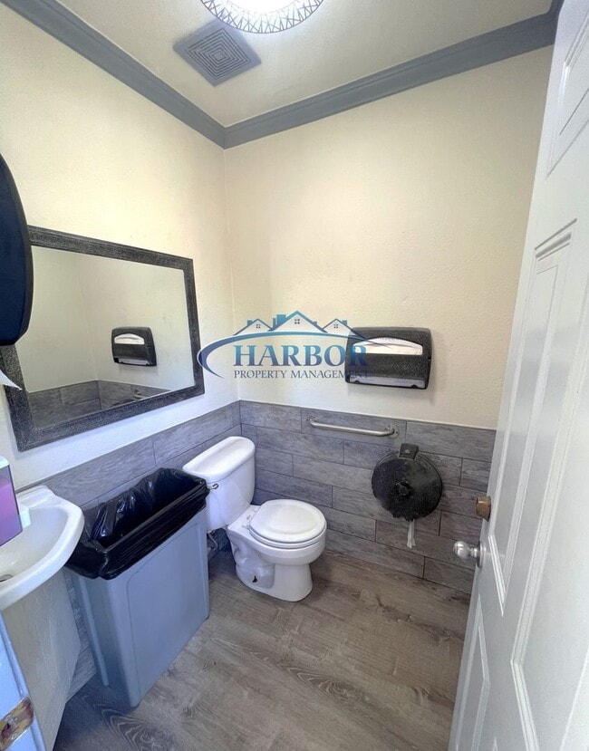 Building Photo - Charming Studio in Gated Community
