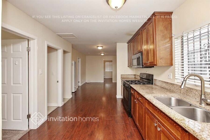 Building Photo - 1522 W 60th St