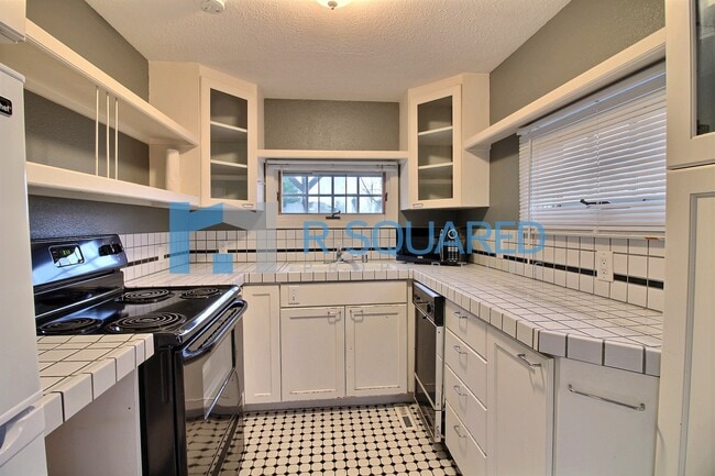 Building Photo - 4201 SW Thistle St