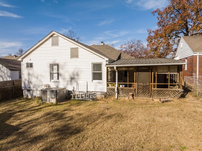 Building Photo - Freshly Updated 3 Bedroom House