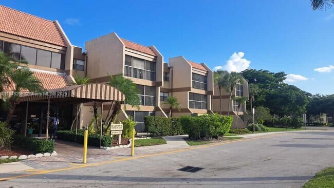 Building Photo - 240 Lakeview Dr