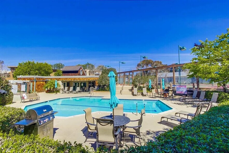 Building Photo - 8860 Villa La Jolla Dr