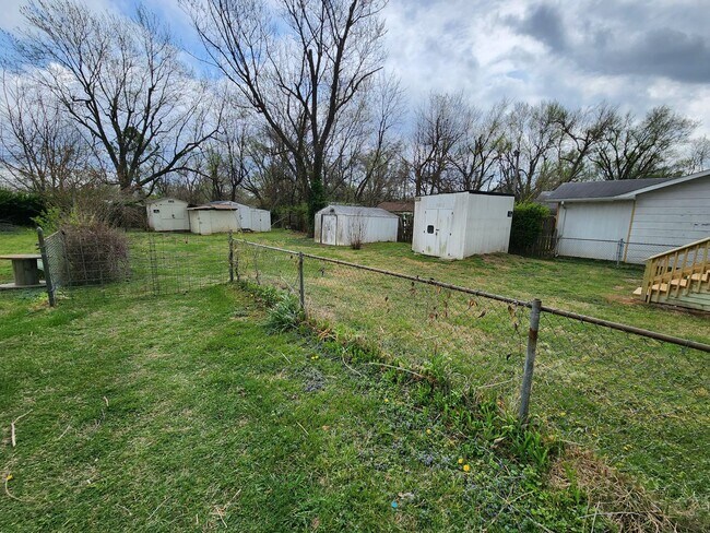 Building Photo - Spacious 2-Bedroom, 1-Bathroom Home AVAILABLE NOW!!