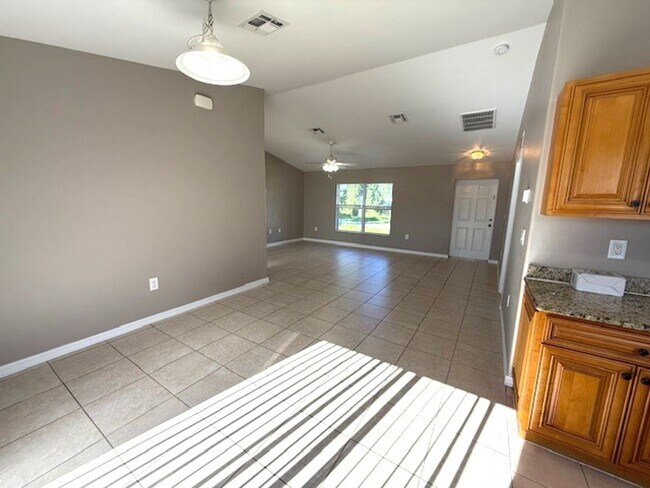 Building Photo - Spacious 3 Bed / 2 Bath Home with Large Ba...