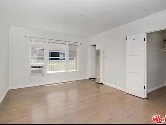 Building Photo - 852 11th St